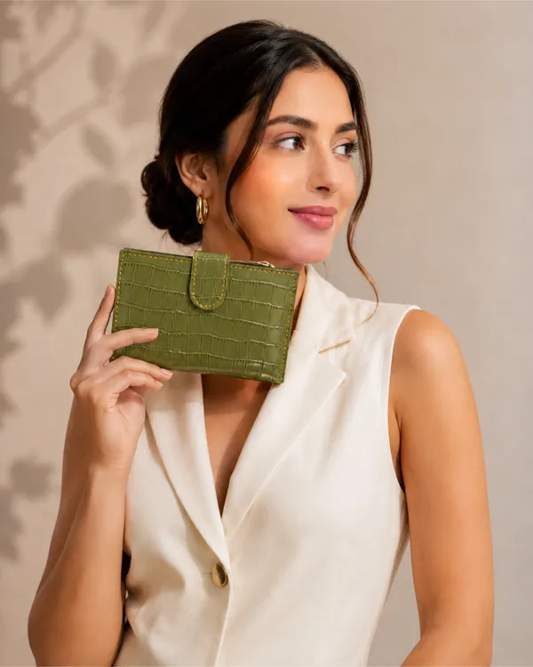 AKAVA_Vegan_Leather_Women's_Glossy_Wallet_with_botton_closure