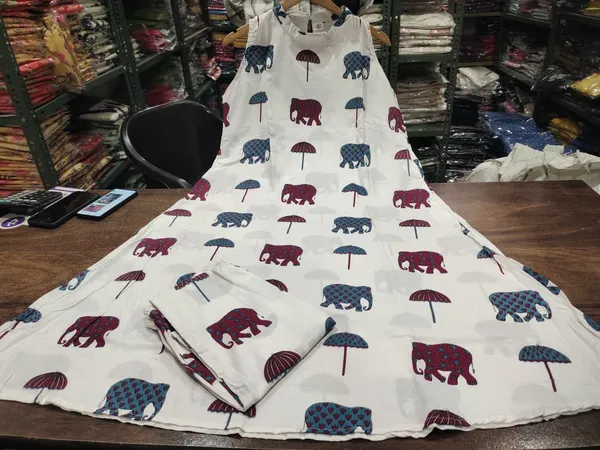 Women_Trendy_Cotton_White_Kurta_With_Pant