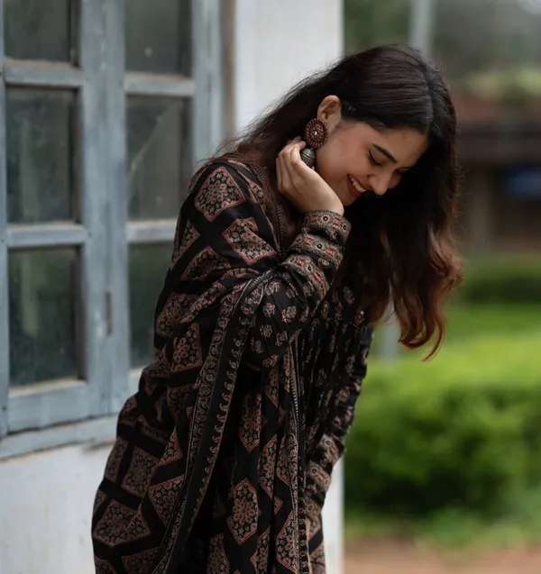 Women_Trendy_Cotton_Black_Kurta_With_Pant_and_Dupatta