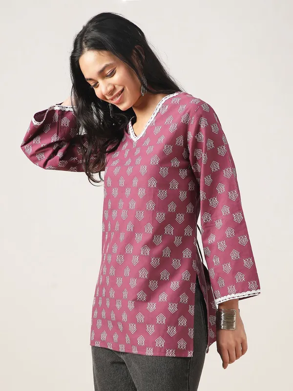 Maroon_Viscose_Rayon_Relaxed_Fit_Printed_Back-Tie_Short_Kurta_For_Women