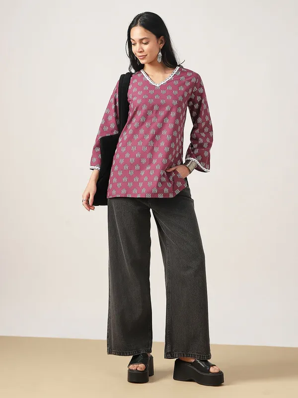 Maroon_Viscose_Rayon_Relaxed_Fit_Printed_Back-Tie_Short_Kurta_For_Women
