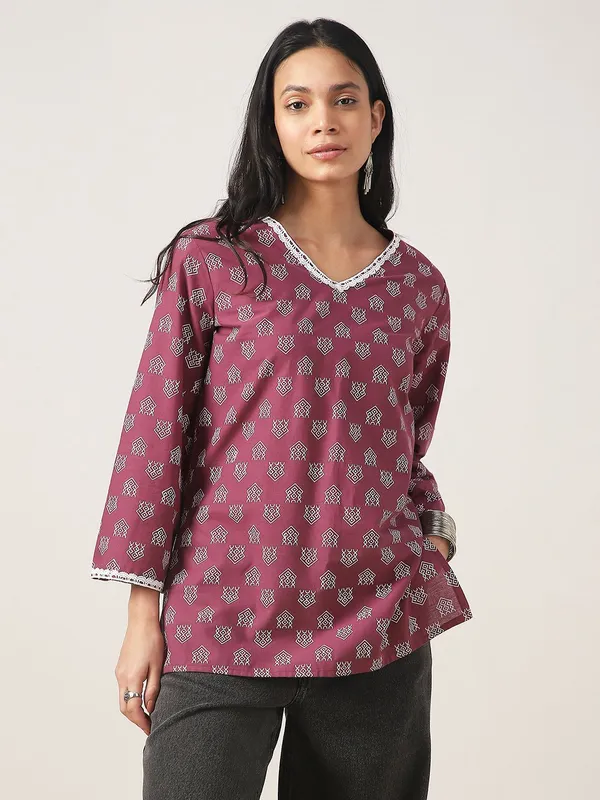 Maroon_Viscose_Rayon_Relaxed_Fit_Printed_Back-Tie_Short_Kurta_For_Women