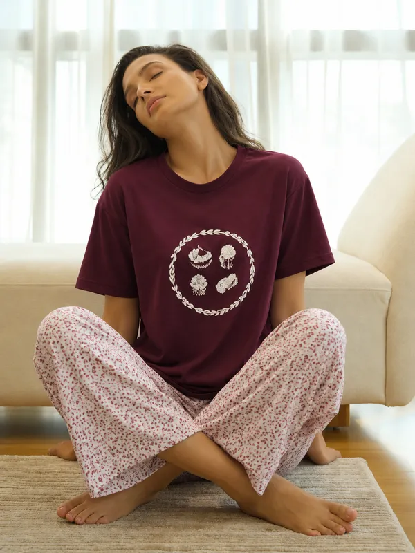 Women’s_Maroon_Printed_T-Shirt_&_Printed_Pajama_Night_Suit_Set