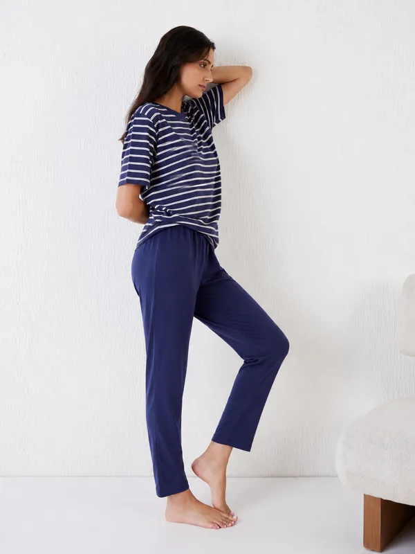 Women’s_Navy_Blue_Striped_T-Shirt_&_Pajama_Night_Suit_Set
