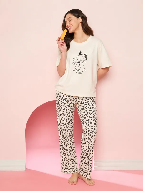 Women’s_Printed_T-Shirt_&_Animal_Print_Pajama_Night_Suit_Set