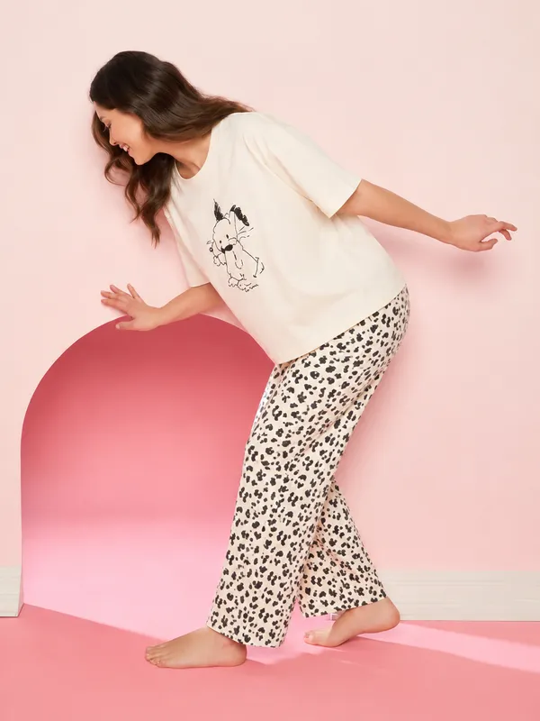 Women’s_Printed_T-Shirt_&_Animal_Print_Pajama_Night_Suit_Set