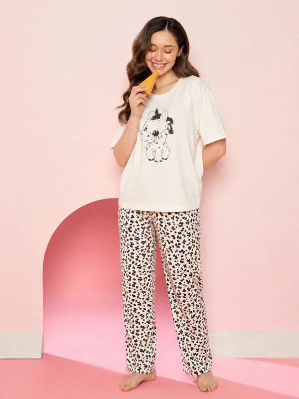 Women’s_Printed_T-Shirt_&_Animal_Print_Pajama_Night_Suit_Set