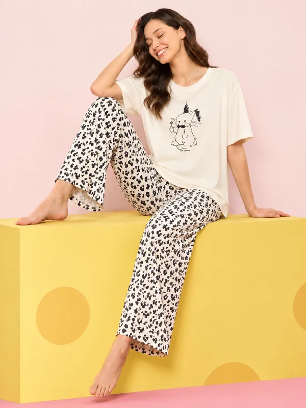 Women’s_Printed_T-Shirt_&_Animal_Print_Pajama_Night_Suit_Set