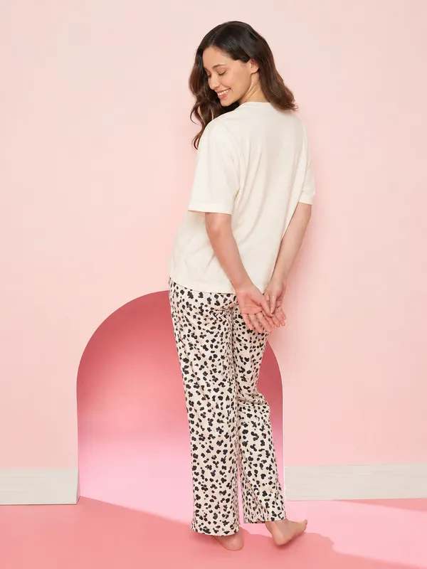 Women’s_Printed_T-Shirt_&_Animal_Print_Pajama_Night_Suit_Set