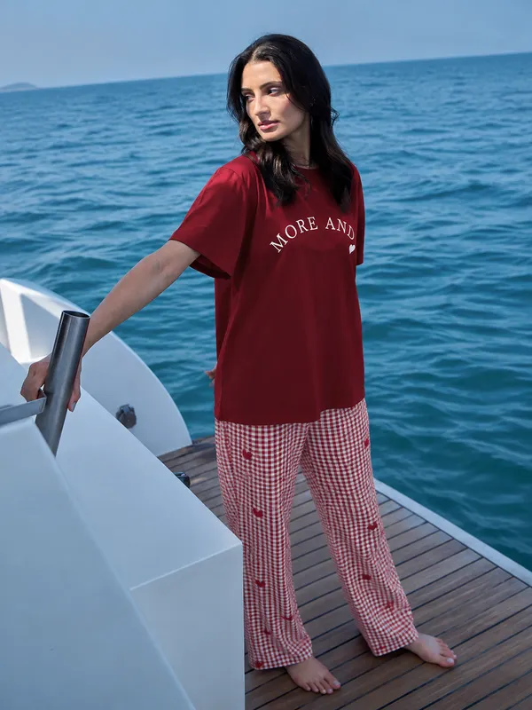 Women’s_Red_Printed_T-Shirt_&_Checkered_Pajama_Night_Suit_Set