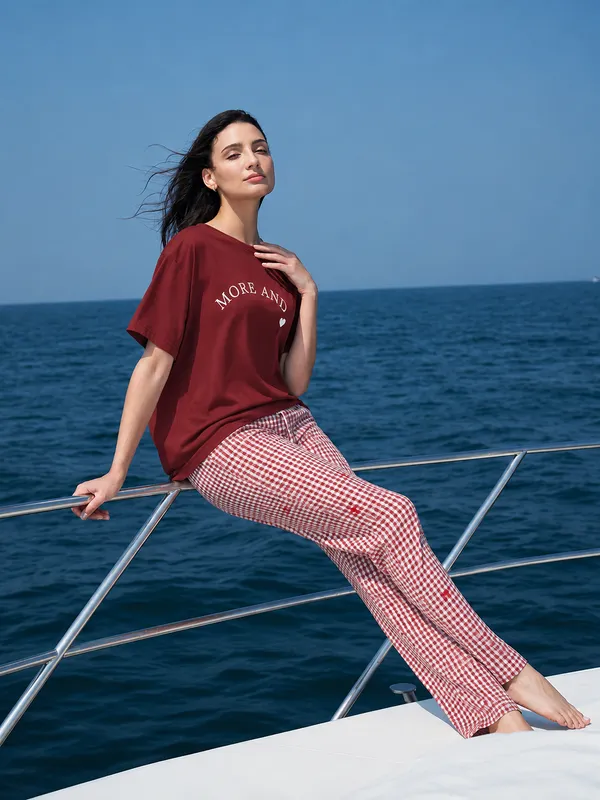 Women’s_Red_Printed_T-Shirt_&_Checkered_Pajama_Night_Suit_Set