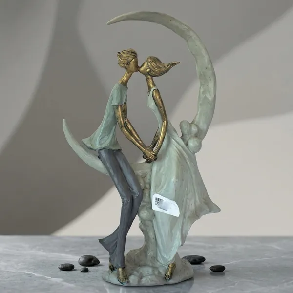 Multicolor_Polyresin_Romantic_Couple_Kiss_Figurine