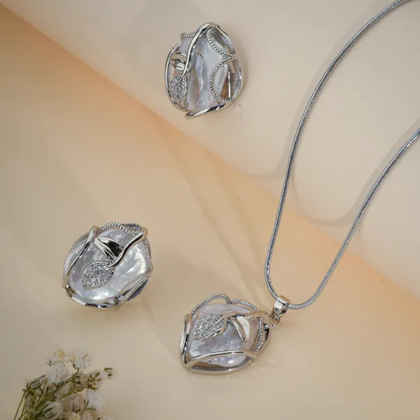 Silver_Tone_Leaf_Motif_Pendant_Necklace_And_Earrings_Set_For_Women