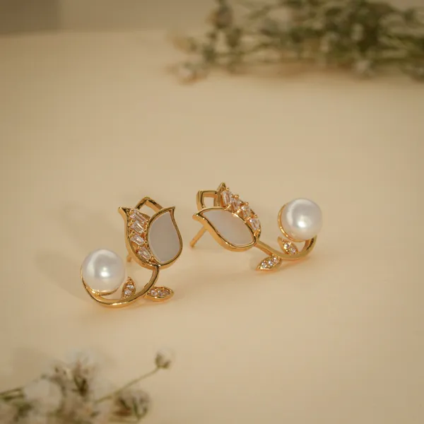 Gold_And_White_Pearl_Tulip_Flower_Stud_Earrings_For_Women