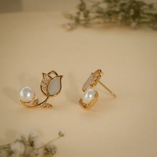 Gold_And_White_Pearl_Tulip_Flower_Stud_Earrings_For_Women