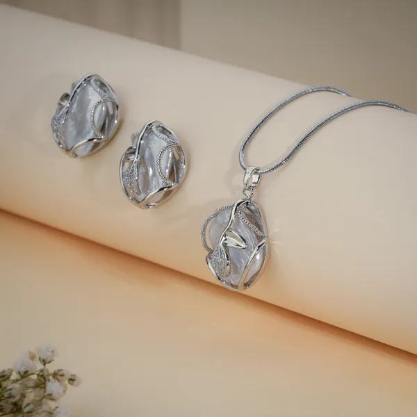 Silver_Tone_Leaf_Motif_Pendant_Necklace_And_Earrings_Set_For_Women