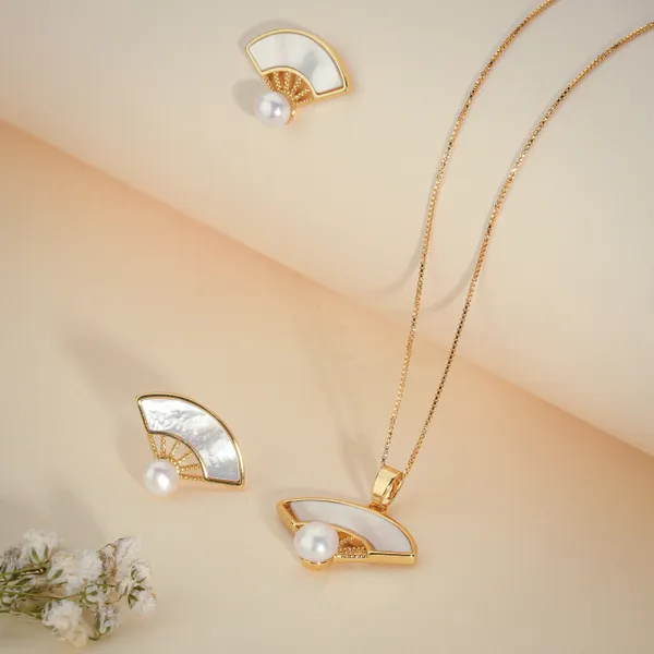 Gold_Plated_Pearl_Fan_Shaped_Jewellery_Set_For_Women