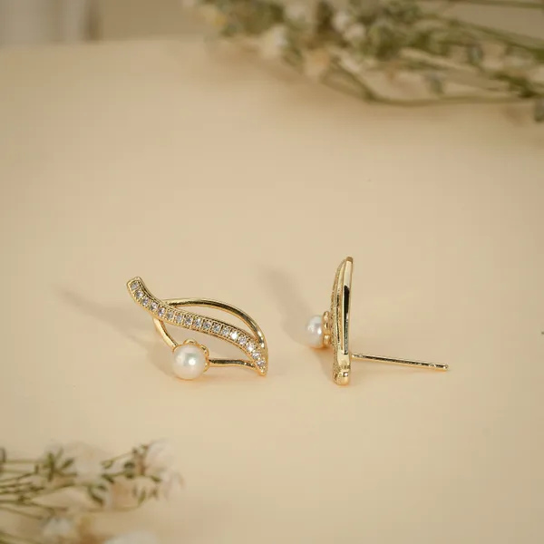 Gold_And_White_Pearl_Zirconia_Curved_Stud_Earrings_For_Women