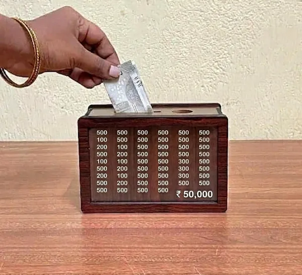 Brown_Wood_Suitcase_Design_Piggy_Bank_With_Lock_And_Number_Counter