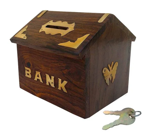 Wood_Hut_Shape_Piggy_Bank_With_Lock_And_Key_For_Kids