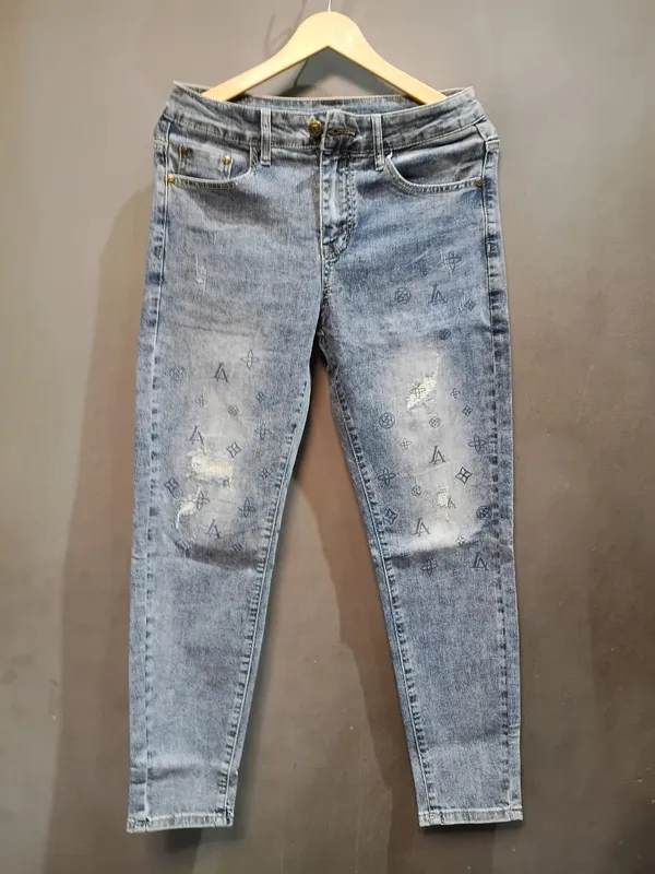 Light_Blue_Denim_Relaxed_Fit_Distressed_Ankle_Length_Jeans_For_Women