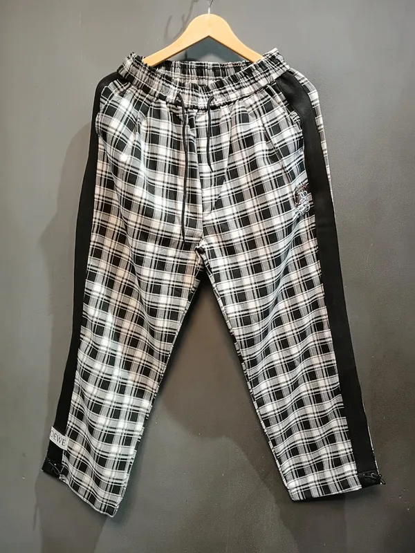 Black_And_White_Cotton_Relaxed_Fit_Checked_Lounge_Pants_For_Men