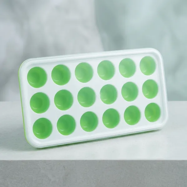 Green_Plastic_Ice_Cube_Tray_For_Kitchen_And_Home