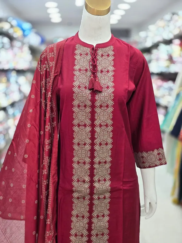 Gul_Mehnaaz_with_Golden_embroidered_