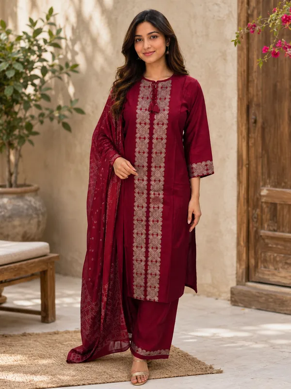 Gul_Mehnaaz_with_Golden_embroidered_