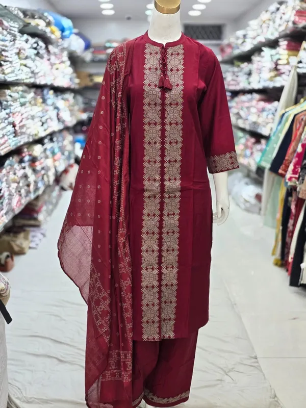 Gul_Mehnaaz_with_Golden_embroidered_