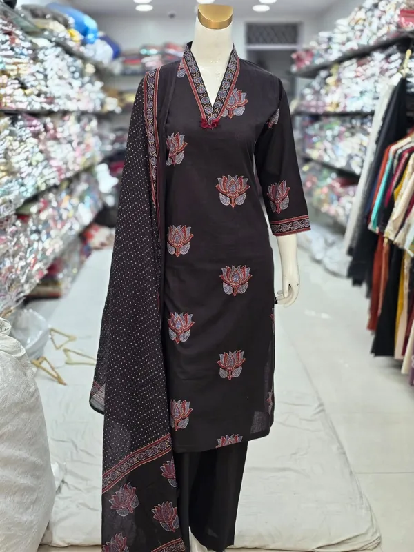 Noir_Black_Floral_Print