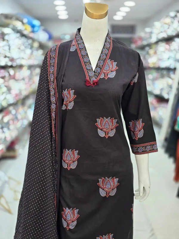 Noir_Black_Floral_Print