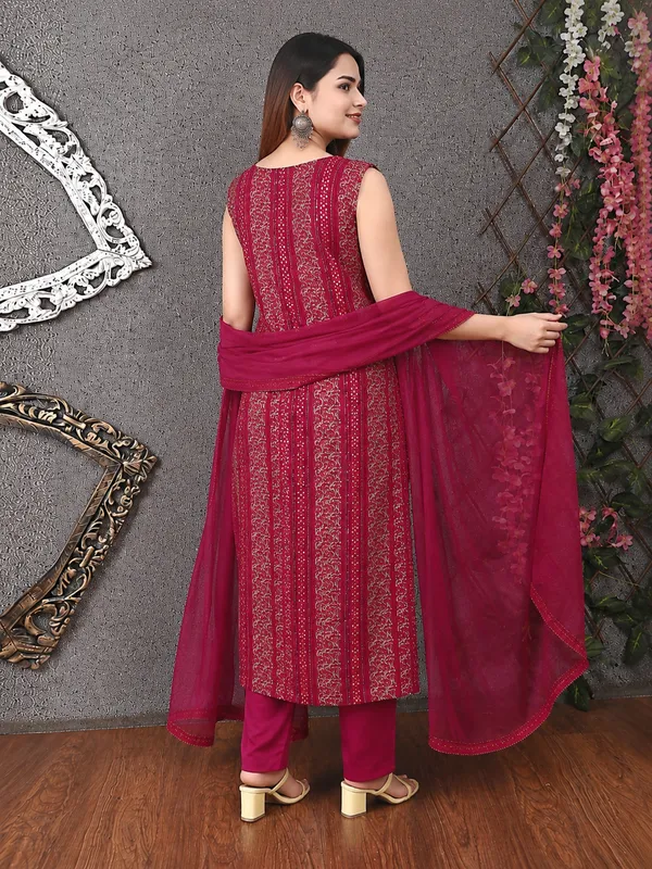 Maroon_Rayon_Cotton_Sleeveless_Straight_Kurta_Set_With_Dupatta_For_Women