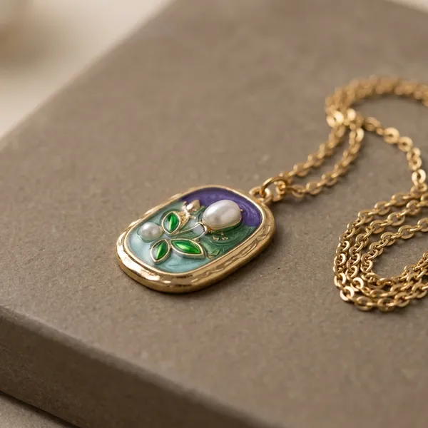 Gold_Stainless_Steel_Floral_Resin_Pendant_Chain_Necklace_For_Women