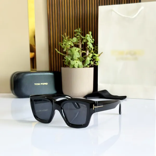 EYE-FI_FANCY_OVERSIZED_BLACK_SUNGLASSES