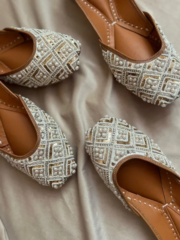 Pearl_with_Golden_Zarosi_work_Punjabi_Jutti