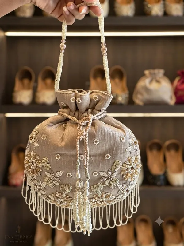Embroidered_Potli_with_Tessels