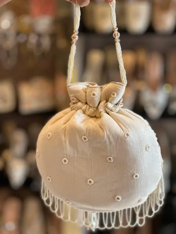 Embroidered_Potli_with_Tessels