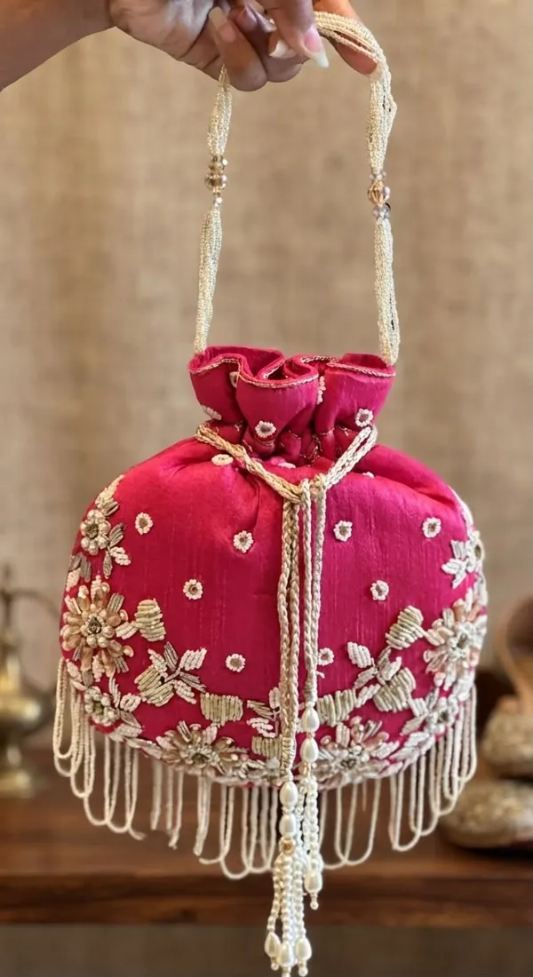 Embroidered_Potli_with_Tessels