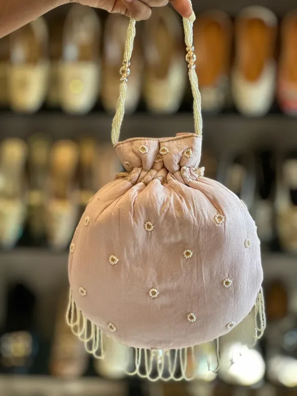 Embroidered_Potli_with_Tessels