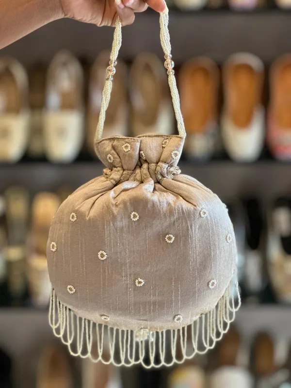 Embroidered_Potli_with_Tessels