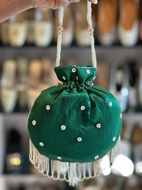 Embroidered_Potli_with_Tessels