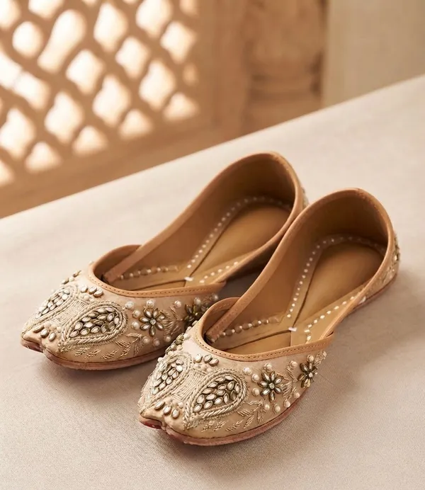 Gold_Kundan_work_Leather_Punjabi_Jutti