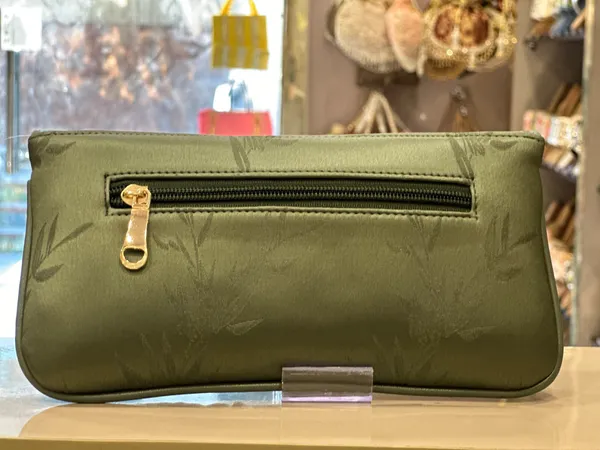 Leaf_Crystal_Buckle_Clutch_Bag