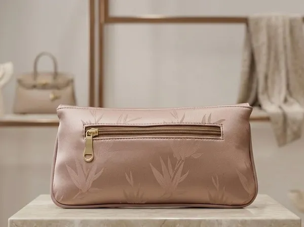Leaf_Crystal_Buckle_Clutch_Bag