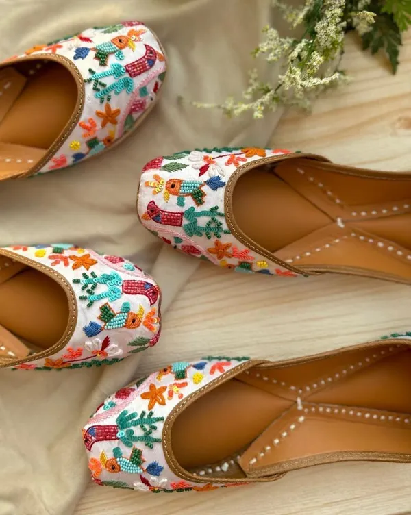 Multicolour_Bird_Leather_Punjabi_Jutti