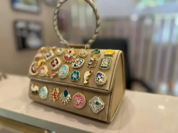Jwellery_and_Kundan_Gold_Clutch
