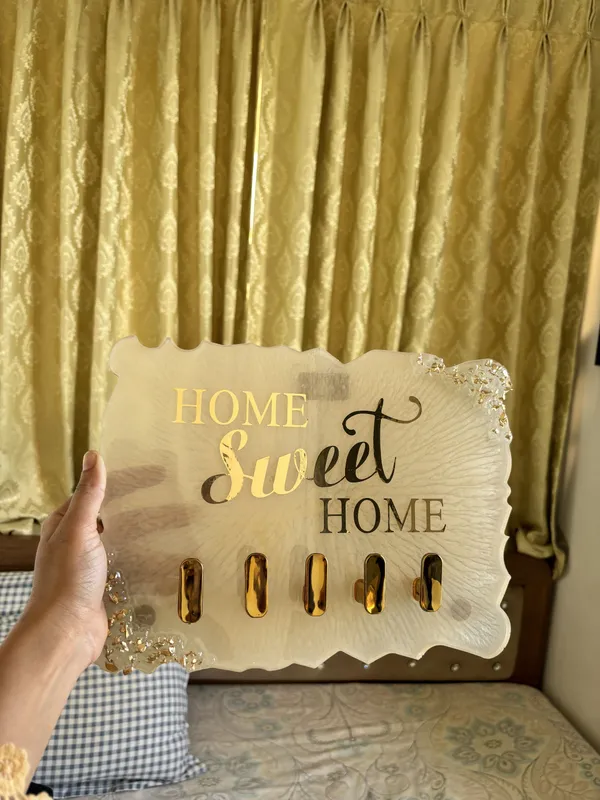 Beige_And_Gold_Resin_Premium_Key_Holder_Home_Decor