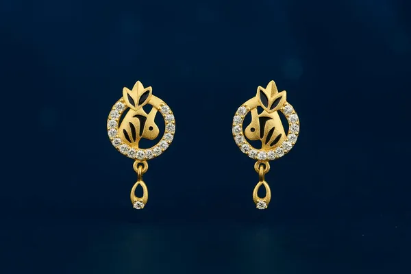 Gold_Alloy_Stone_Studded_Pendant_&_Earring_Set_For_Women