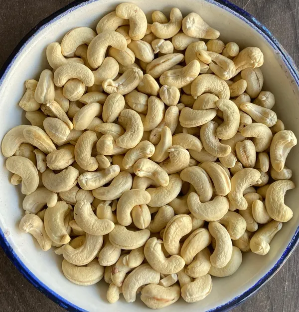 Premium_Whole_Cashew_Nuts_W210_Grade